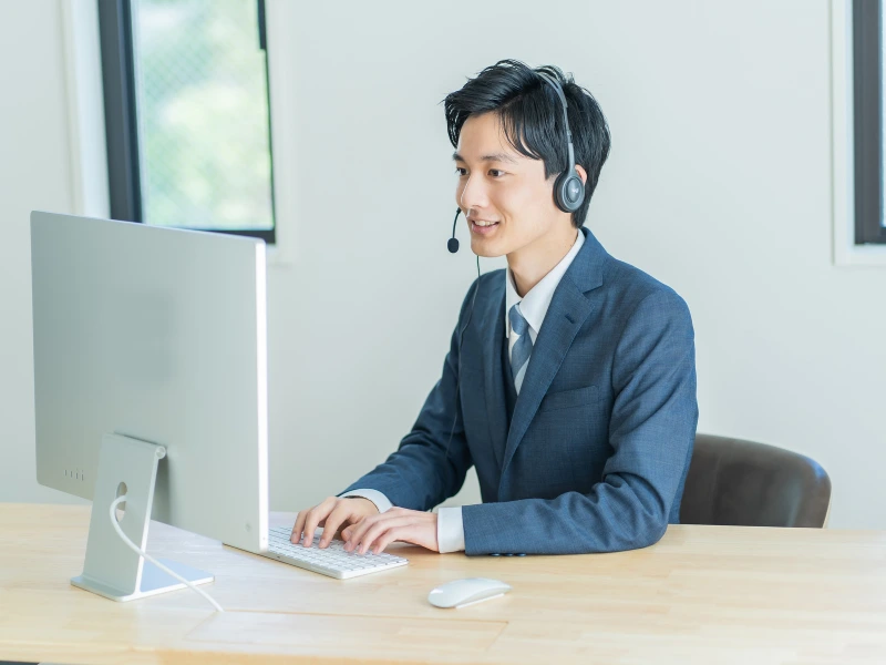 PCソフトフォンを利用して会社番号で通話するビジネスパーソン