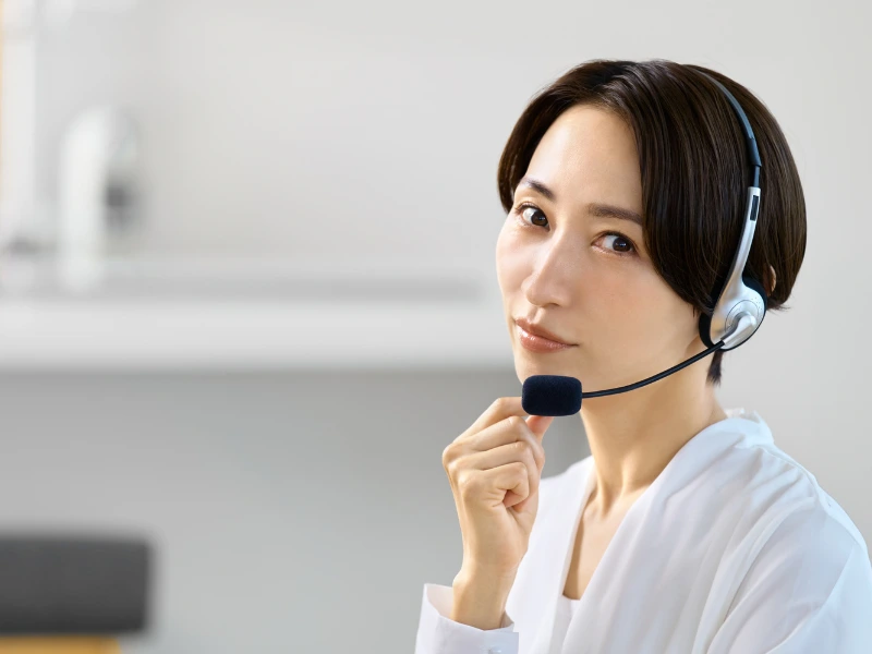 カスハラ対策の通話録音の活用を紹介する、ヘッドセット姿の女性オペレーター